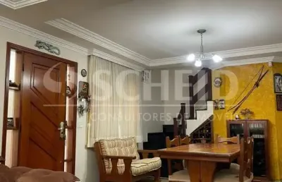 Sobrado para locação na região do campo grande com quatro vagas de garagem.