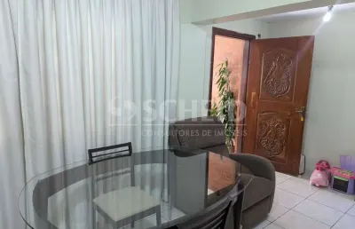 Casa térrea com 03 quartos, 02 banheiros, varanda fechada em vidro, 02 vagas cobertas