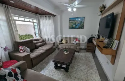 Ótima casa 181m2 em excelente rua!!! 3 dorms, 1 sala, copa/cozinha espaçosa, 3 banheiros, quintal!!