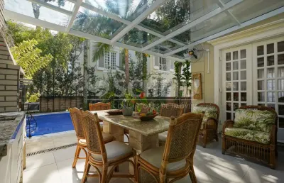 Casa de condomínio alto da boa vista, com 4 suítes e recém reformada !