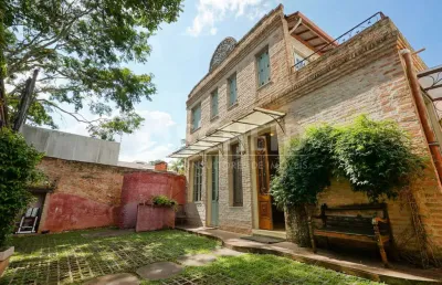 Casa linda com personalidade no melhor do bairro !a 2 quadras da escola waldorf