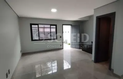 Sobrado a venda com 3 quartos sendo 1 suíte e 2 vagas de garagem.