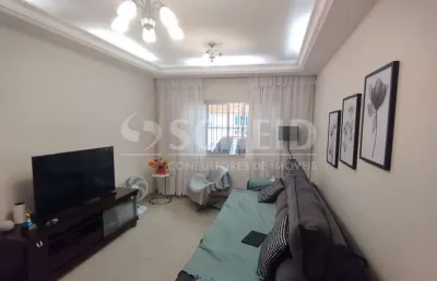 Casa a venda com três quartos, suíte e duas vagas de garagem com portão automático.
