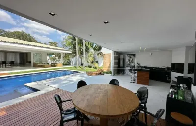 Casa térrea nova com 710m2 a.c. e 1.390m2 a.t.  4 dorms - 3 suítes - aquecimento solar