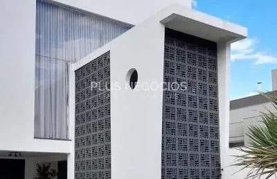 Casa de condomínio exclusiva: sobrado moderno com 3 suítes, design sofisticado e natureza preservad