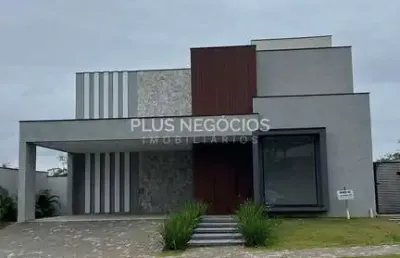 Exclusividade e sofisticação: casa de condomínio com piscina de borda infinita em alphaville nova e