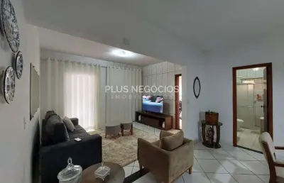 Ampla casa com 4 quartos, edícula e diversas opções de ambientes