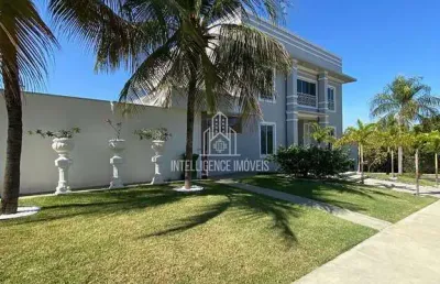 Casa em condomínio à venda com 424m² de área construída, 4 suítes sendo  1 master com amplo closet,