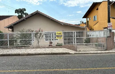 Ótima casa averbada em alvenaria com 3 quartos a venda no bairro bom retiro, joinville sc