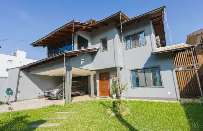 Lindo sobrado com 1 suíte mais 2 quartos à venda no bairro santo antônio em joinville-sc