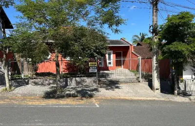 Casa averbada com 1 suite e mais 2 quartos, a venda no bairro costa e silva em joinville sc. valor r$850.000,00