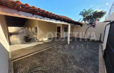 Casa com 3 quartos à venda no Jardim Europa, Uberlândia 