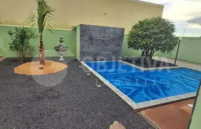 Casa espaçosa e bem localizada com área gourmet e piscina a venda no bairro daniel fonseca em uberlândia