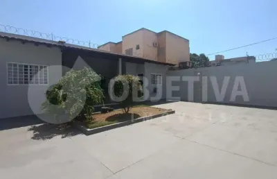 Ótima casa a venda bem localizada no bairro santa monica em uberlândia