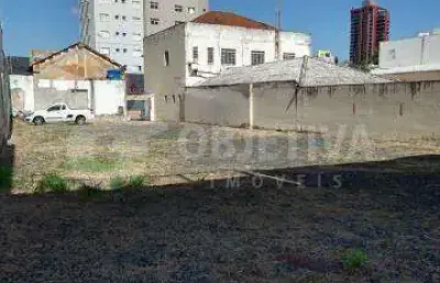 Excelente área com uma casa simples comercial localizada na região central de uberlândia