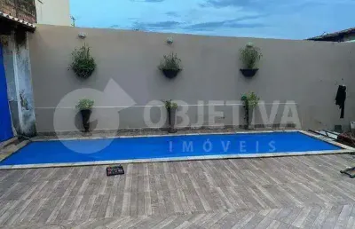 Casa com 4 quartos para alugar no Pampulha, Uberlândia 