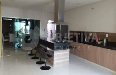 Linda casa no bairro minas gerais (residencial flamboyant) em uberlândia