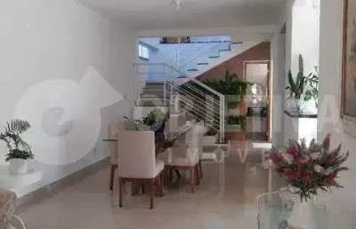 Excelente casa estilo sobrado no bairro granada/gravatás em uberlândia