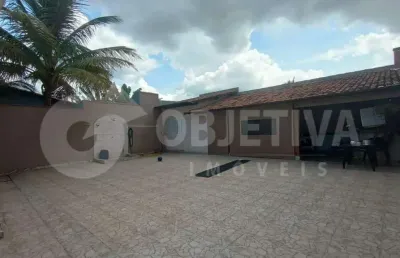 Ótima casa na melhor localização do bairro santa mônica