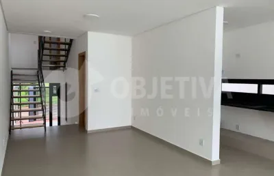 Excelente casa estilo sobrado condomínio geminado no bairro jardim karaiba
