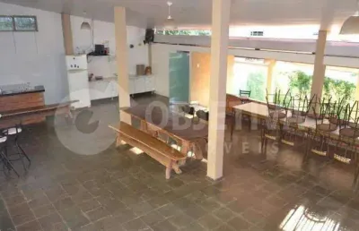 Belíssima casa no bairro saraiva localizada próximo a ufu