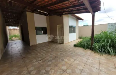 Excelente casa localizada no bairro nova uberlândia