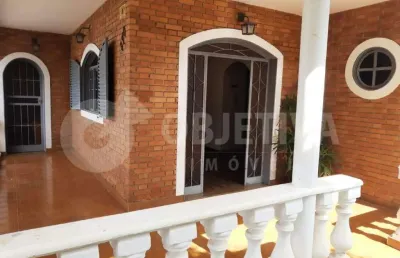 Residência charmosa a venda no bairro tabajaras em uberlândia : oportunidade única
