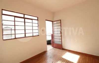 Ótima casa com característica mista na região bairro nossa senhora aparecida em uberlândia