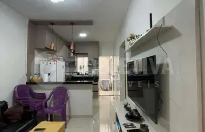 A casa geminada à venda no novo mundo em uberlândia