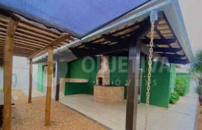Linda casa térrea à venda em condomínio fechado em uberlândia