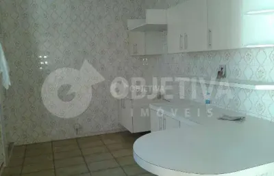 Ótima casa a venda no bairro tabajaras em uberlândia