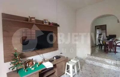 Casa disponível para venda em boa localização no bairro osvaldo rezende em uberlândia