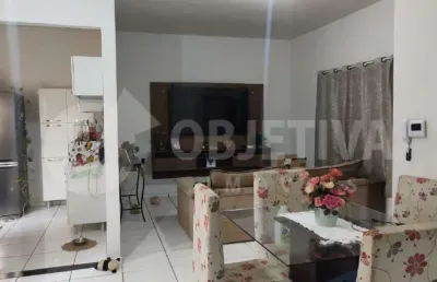Casa estilo geminada disponível para venda no bairro canaã em uberlândia