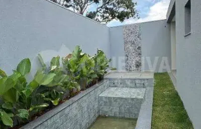 Belíssima casa nova com piscina aquecida disponível para venda no bairro planejado bem viver sul uberlândia