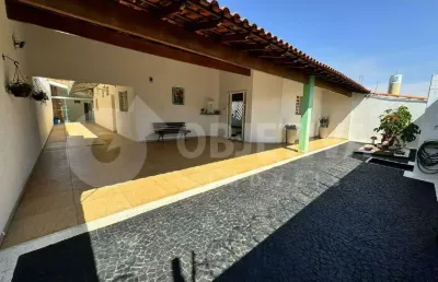 Excelente casa disponível para aluguel no bairro santa mônica em uberlândia