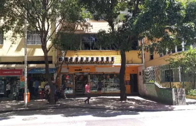 Vendo terreno com 3 edificações na rua paulo barreto e rua voluntários da pátria.