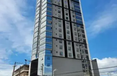 Este lindo apartamento com 3 suítes no litoral catarinense .
