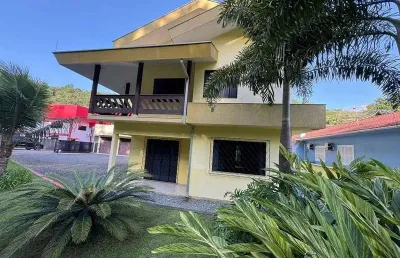 Casa com 2 suítes mais 2 dormitórios com amplo terreno para venda