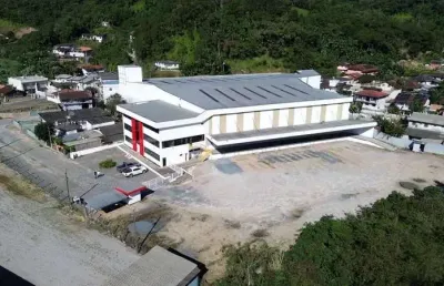 Galpão para locação com 4.690m², refeitório, escritório , docas em gaspar/sc.