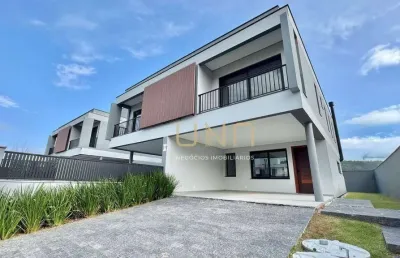 Excelente casa moderna geminada de 03 suítes, com vaga de garagem e quintal privativo.