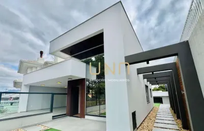 Linda casa em bairro nobre da palhoça, 03 quartos, vaga de garagem e área externa com piscina e churrasqueira.