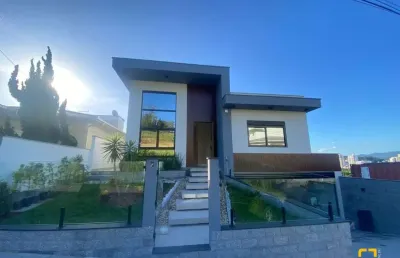 Casa com 03 dormitórios sendo 02 suites no bairro pedra branca em palhoça