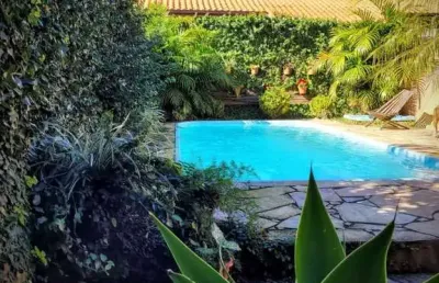 Casa mobiliada 2 dormitórios e piscina no bairro campeche