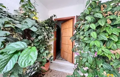 Casa térrea com 3 quartos, suíte, 4 vagas e piscina no santa mônica/florianópolis