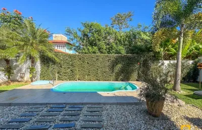 Casa mobiliada - 4 dormitórios - 3 suítes - pátio com piscina - jurerê internacional - florianópolis