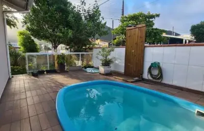 Oportunidade! casa com 03 dormitórios, piscina e área gourmet.