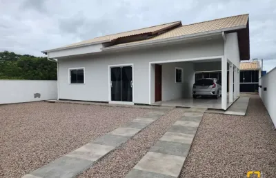 Casa de 03 dormitórios no bairro praia de fora em palhoça-sc