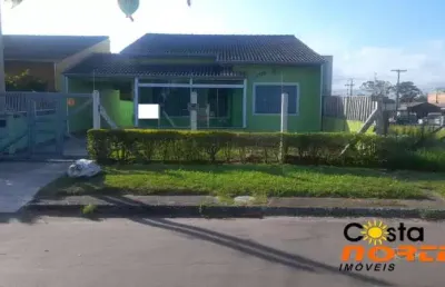 Casa em bairro de moradores e comércios em tramandaí