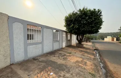 Casa térrea com quintal amplo  e 03 quartos no bairro universitário