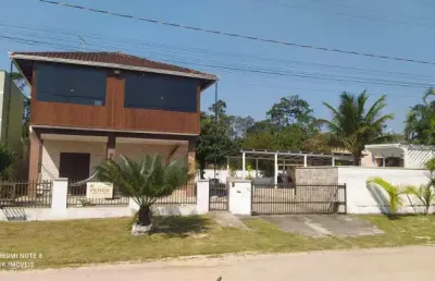 Ótimo sobrado com piscina e ampla área de lazer, a venda em itapoá-sc